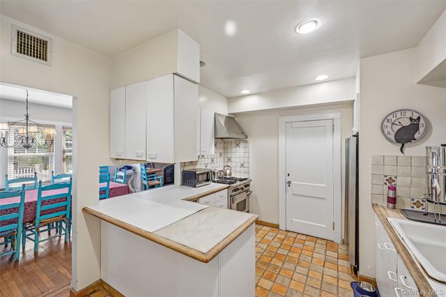 148 Willis Court, Woodmere, NY 11598