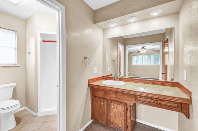 232 Wayne Dr, Clute, TX 77531