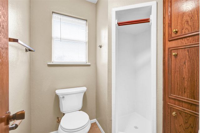 232 Wayne Dr, Clute, TX 77531