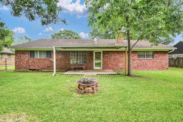 232 Wayne Dr, Clute, TX 77531
