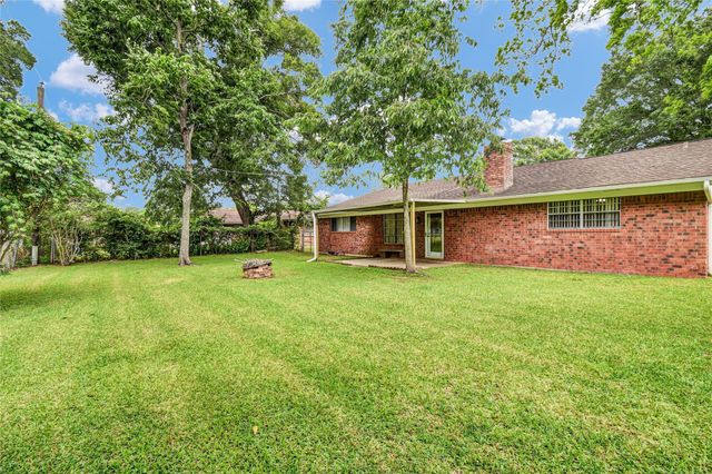 232 Wayne Dr, Clute, TX 77531
