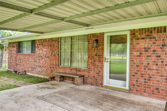 232 Wayne Dr, Clute, TX 77531