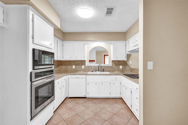 232 Wayne Dr, Clute, TX 77531