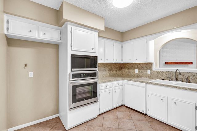 232 Wayne Dr, Clute, TX 77531