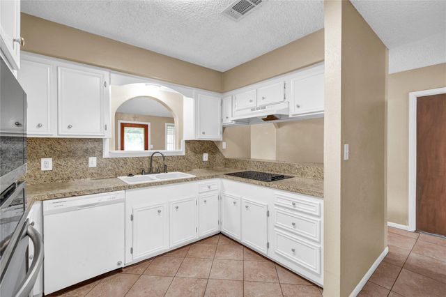 232 Wayne Dr, Clute, TX 77531