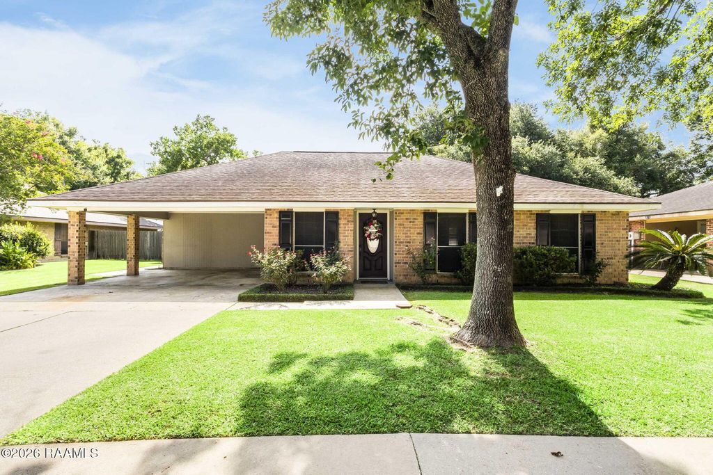 226 Saint Benjamin Drive, Lafayette, LA 70506