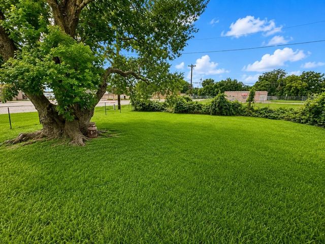 424 Thomas Street, Clute, TX 77531