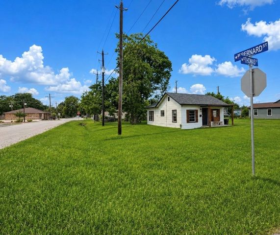 424 Thomas Street, Clute, TX 77531