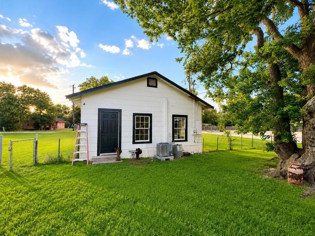 424 Thomas Street, Clute, TX 77531
