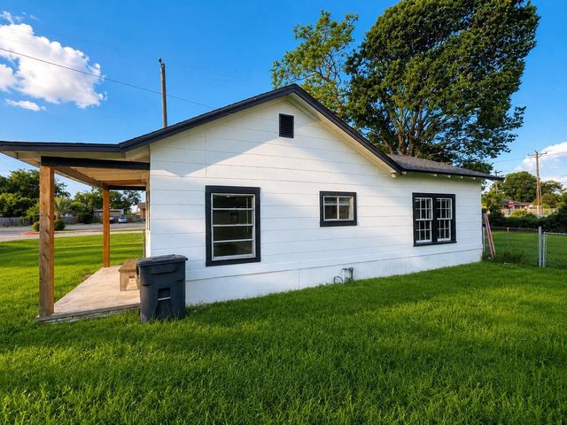 424 Thomas Street, Clute, TX 77531