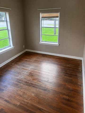 424 Thomas Street, Clute, TX 77531
