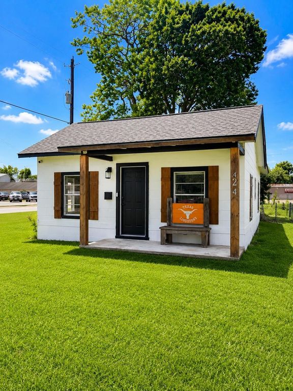 424 Thomas Street, Clute, TX 77531