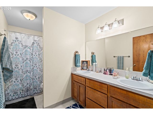 470 Nw BELLA VISTA Dr, Gresham, OR 97030