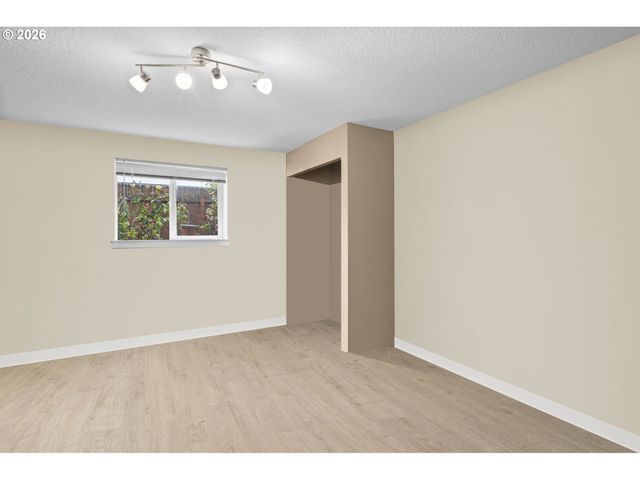 470 Nw BELLA VISTA Dr, Gresham, OR 97030