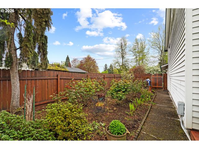 470 Nw BELLA VISTA Dr, Gresham, OR 97030