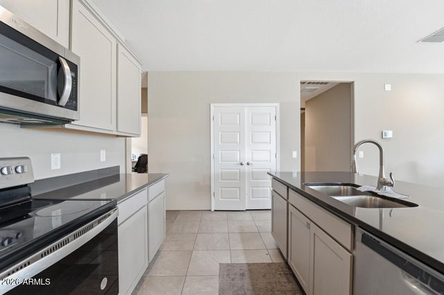4411 W DESERT Lane, Laveen, AZ 85339