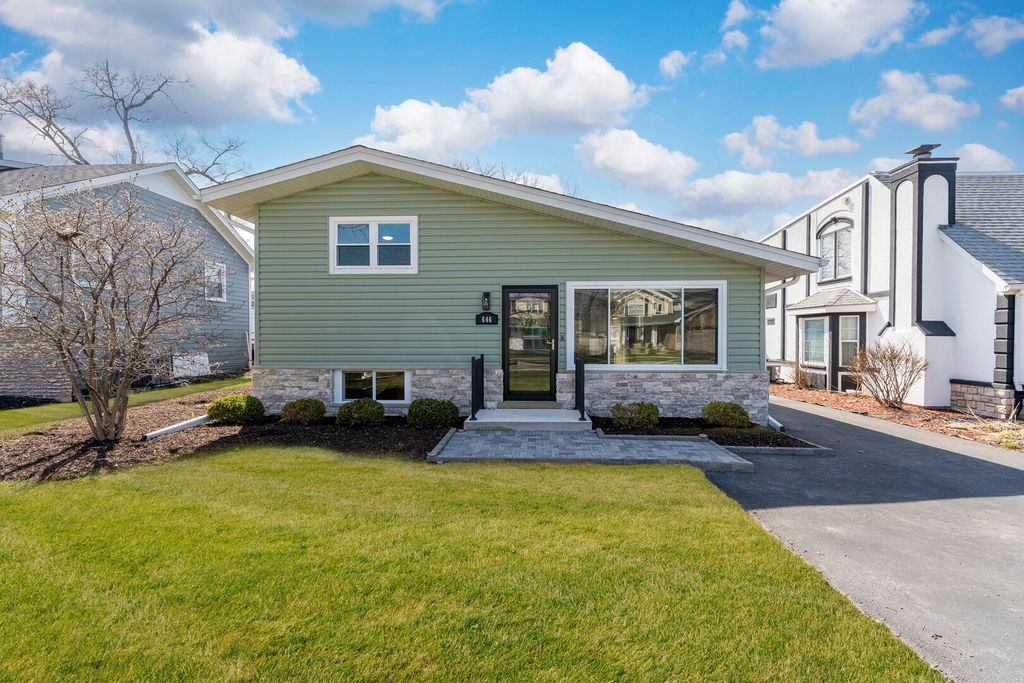 Image 2 of property listing at 646 W Babcock Avenue, Elmhurst, IL 60126