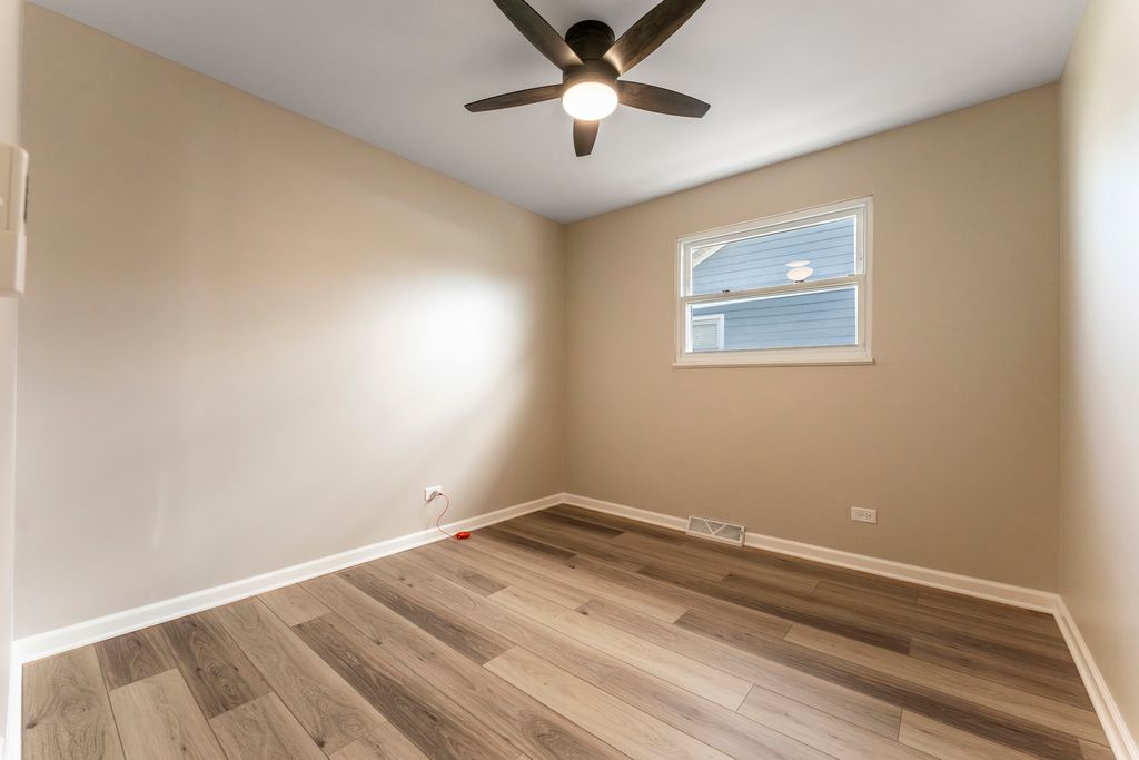 Image 16 of property listing at 646 W Babcock Avenue, Elmhurst, IL 60126