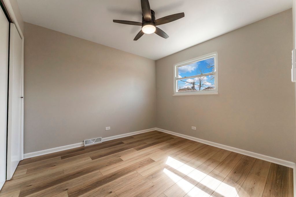 Image 18 of property listing at 646 W Babcock Avenue, Elmhurst, IL 60126