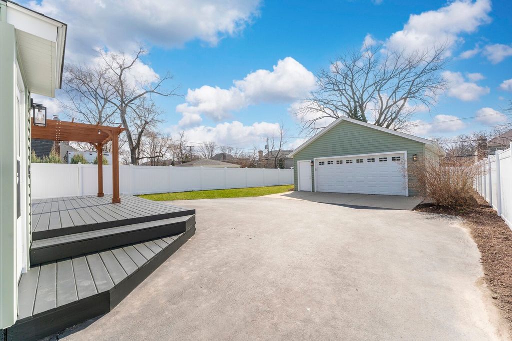 Image 26 of property listing at 646 W Babcock Avenue, Elmhurst, IL 60126