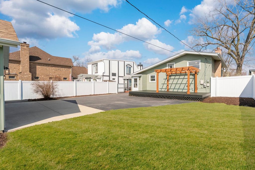 Image 27 of property listing at 646 W Babcock Avenue, Elmhurst, IL 60126