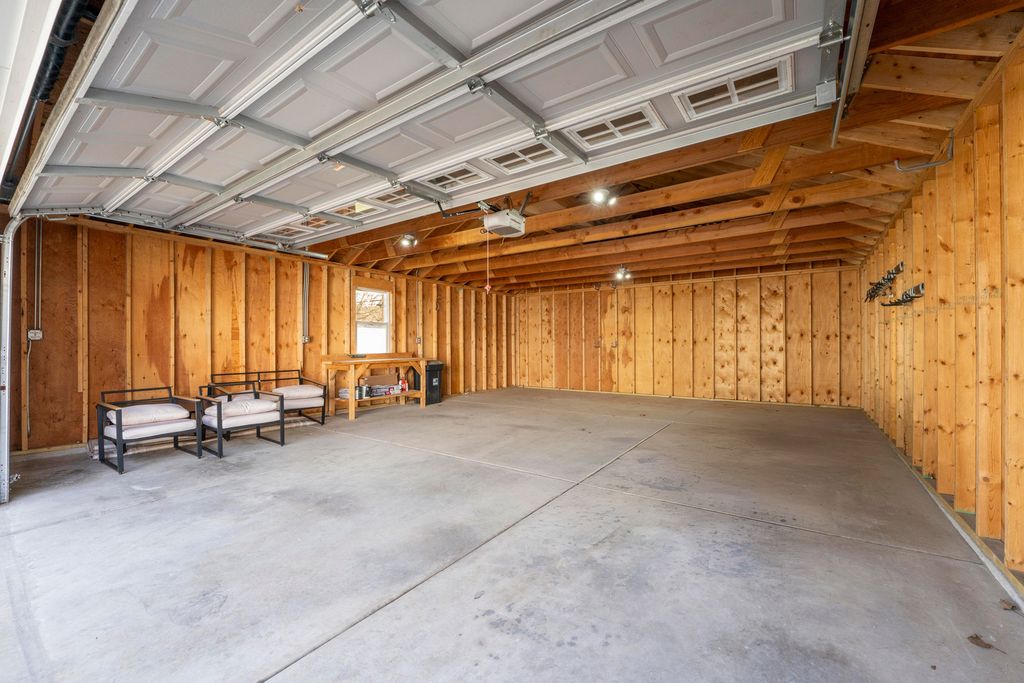 Image 28 of property listing at 646 W Babcock Avenue, Elmhurst, IL 60126