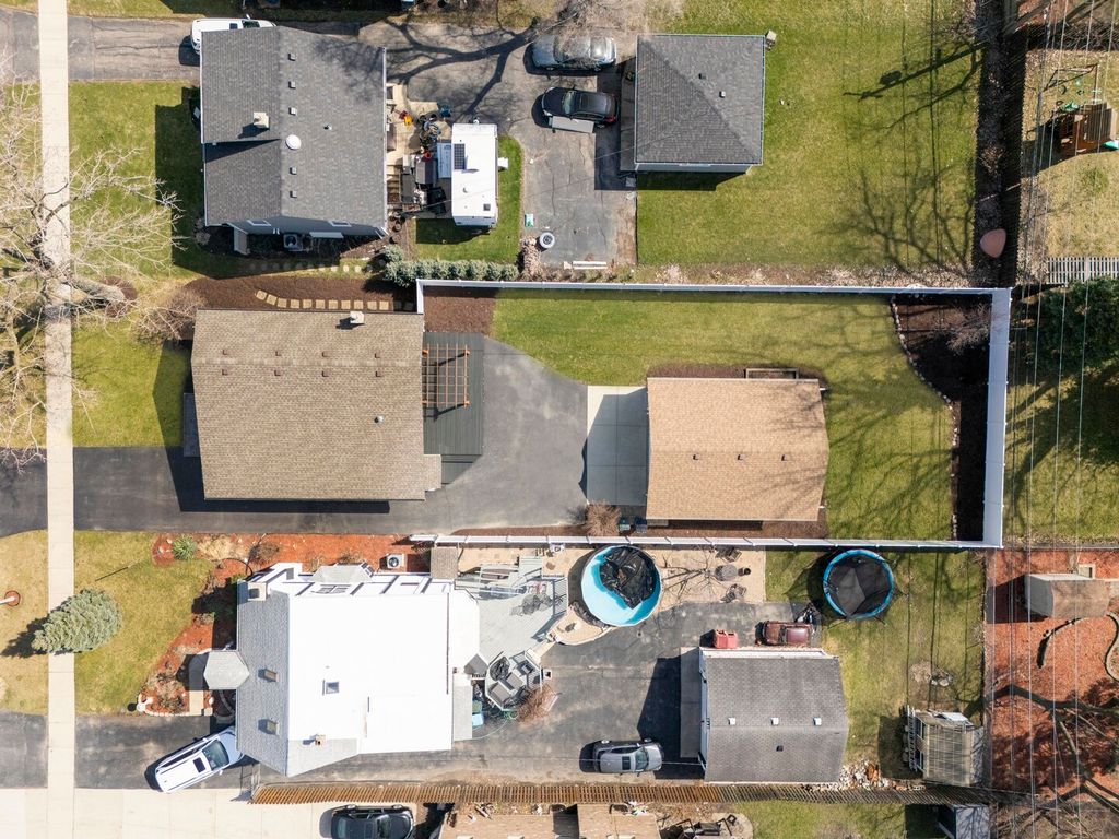 Image 30 of property listing at 646 W Babcock Avenue, Elmhurst, IL 60126