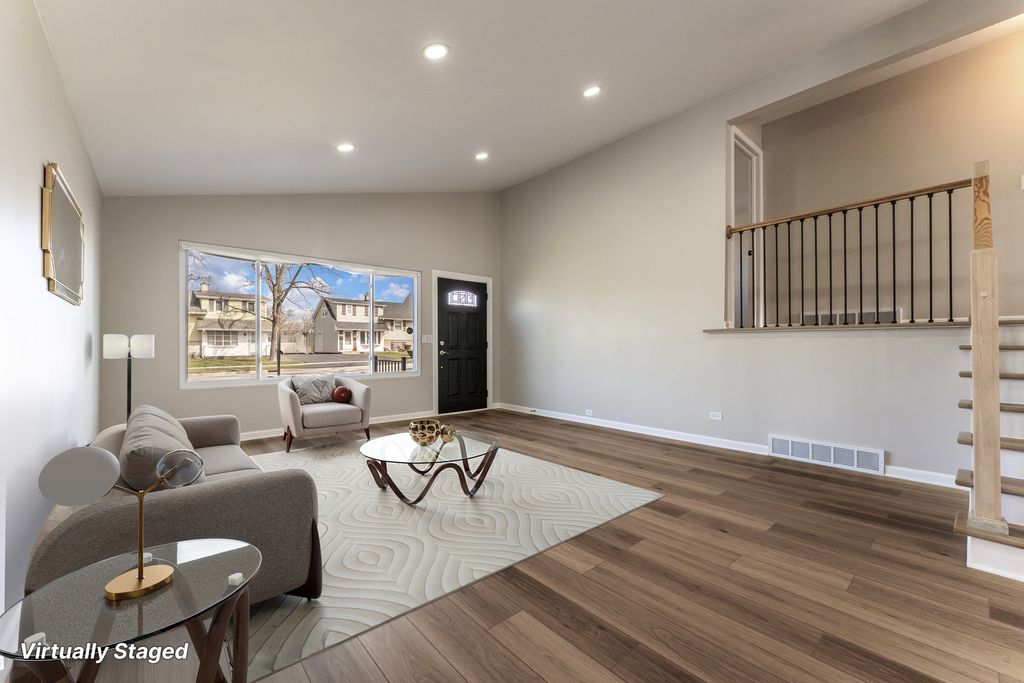 Image 4 of property listing at 646 W Babcock Avenue, Elmhurst, IL 60126