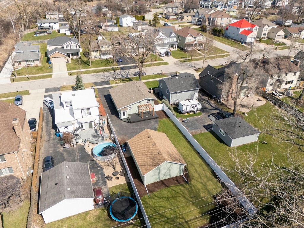 Image 31 of property listing at 646 W Babcock Avenue, Elmhurst, IL 60126