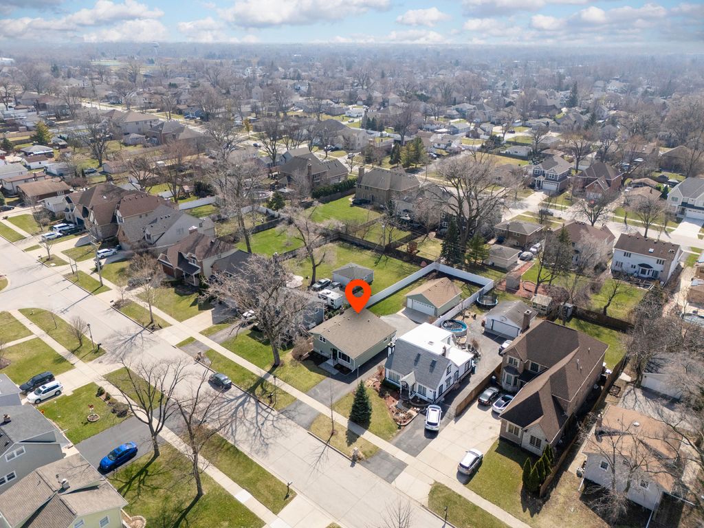 Image 32 of property listing at 646 W Babcock Avenue, Elmhurst, IL 60126