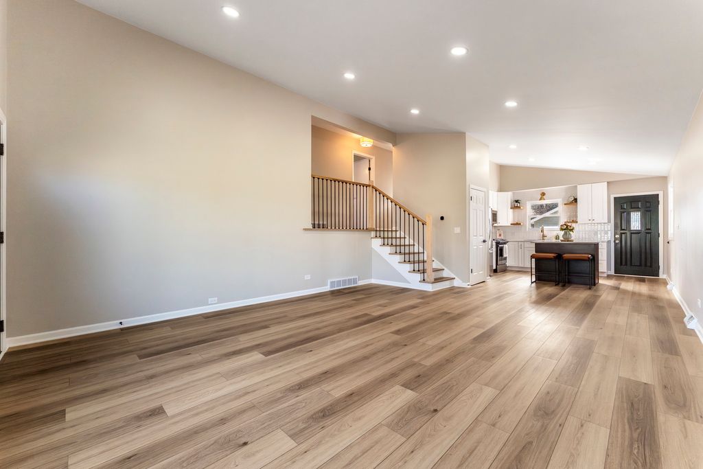 Image 5 of property listing at 646 W Babcock Avenue, Elmhurst, IL 60126