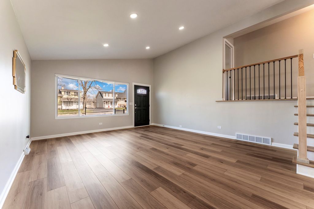 Image 6 of property listing at 646 W Babcock Avenue, Elmhurst, IL 60126