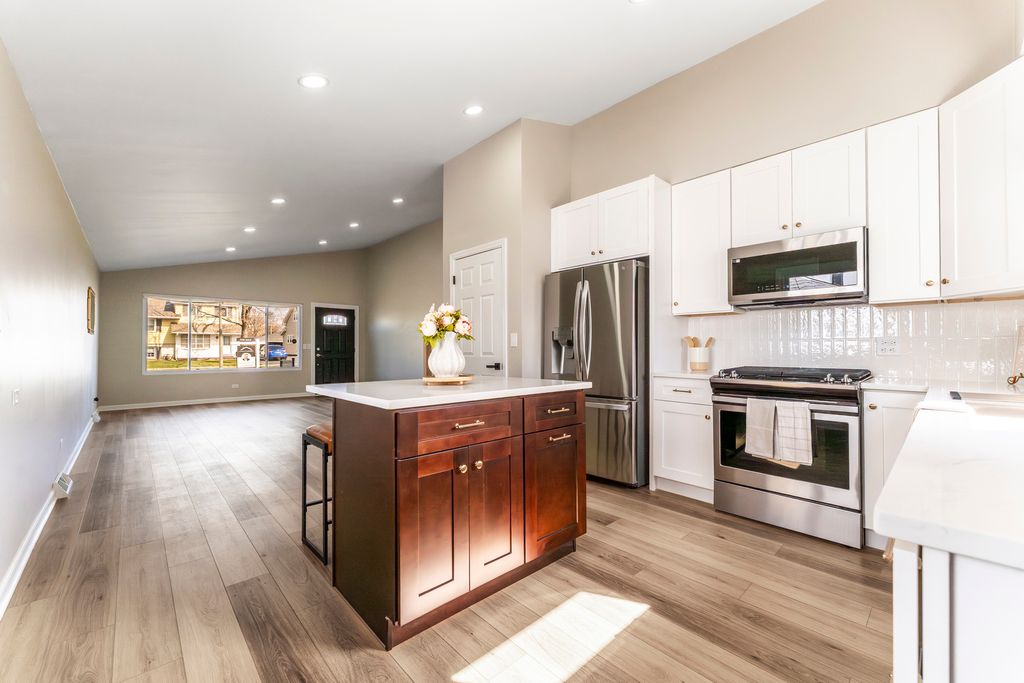 Image 10 of property listing at 646 W Babcock Avenue, Elmhurst, IL 60126