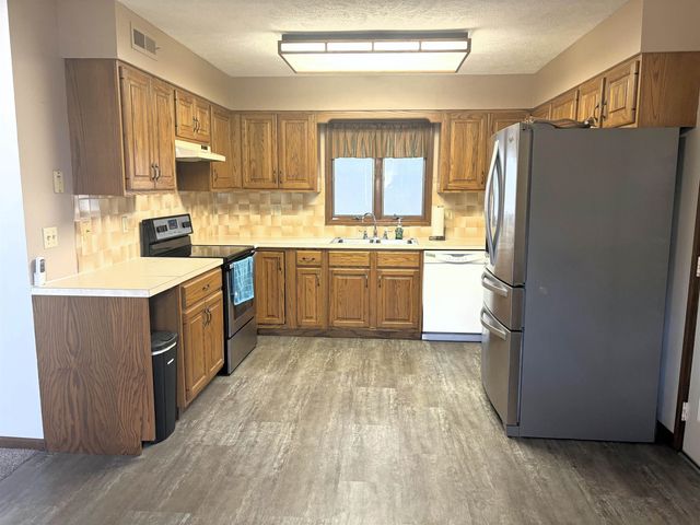 1007 Burr Oak Ln, Salina, KS 67401