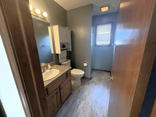 1007 Burr Oak Ln, Salina, KS 67401