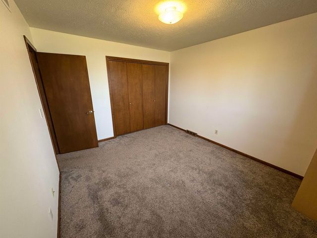 1007 Burr Oak Ln, Salina, KS 67401