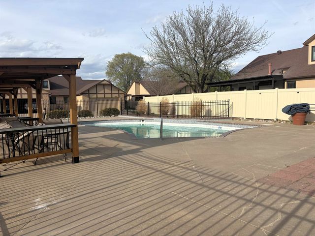 1007 Burr Oak Ln, Salina, KS 67401