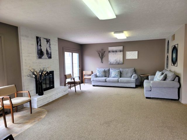 1007 Burr Oak Ln, Salina, KS 67401