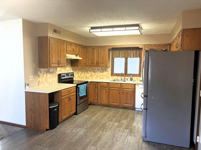 1007 Burr Oak Ln, Salina, KS 67401