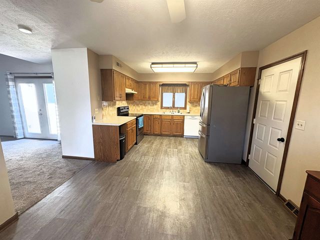 1007 Burr Oak Ln, Salina, KS 67401