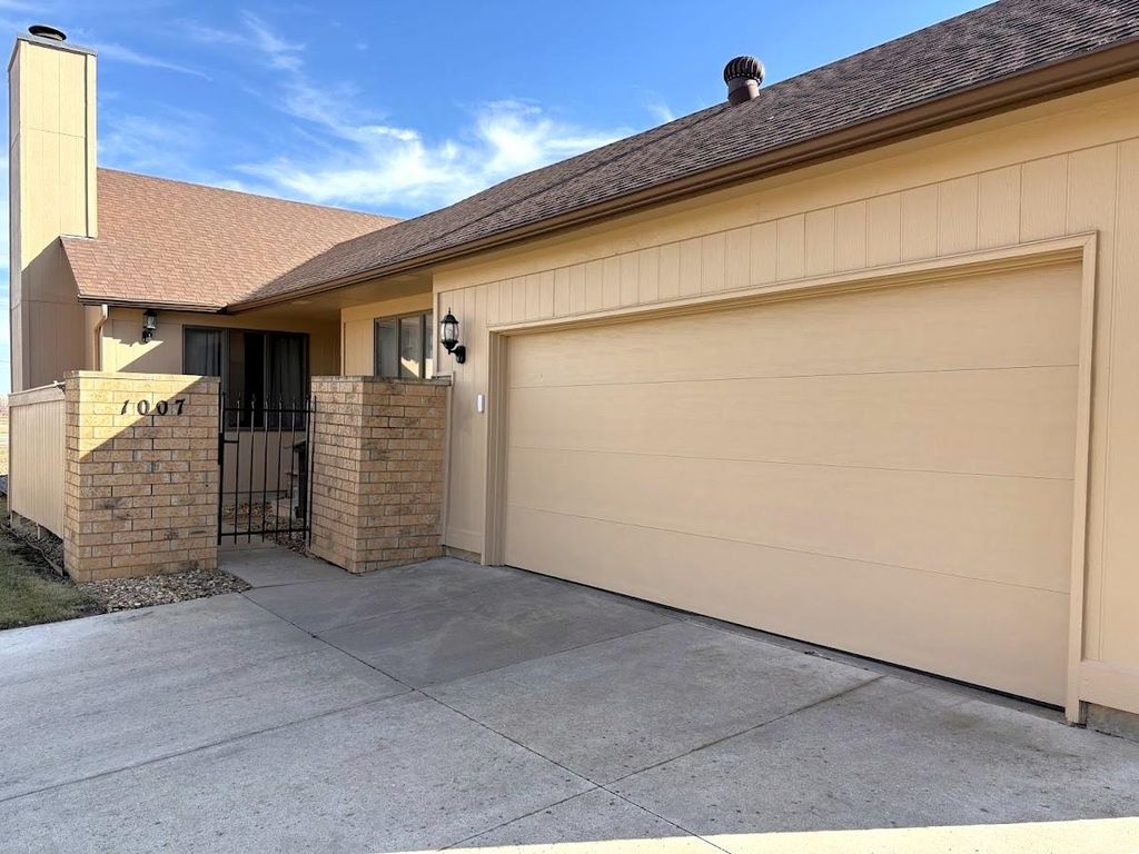 1007 Burr Oak Ln, Salina, KS 67401