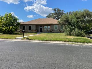 805 W 1st ST, Lampasas, TX 76550