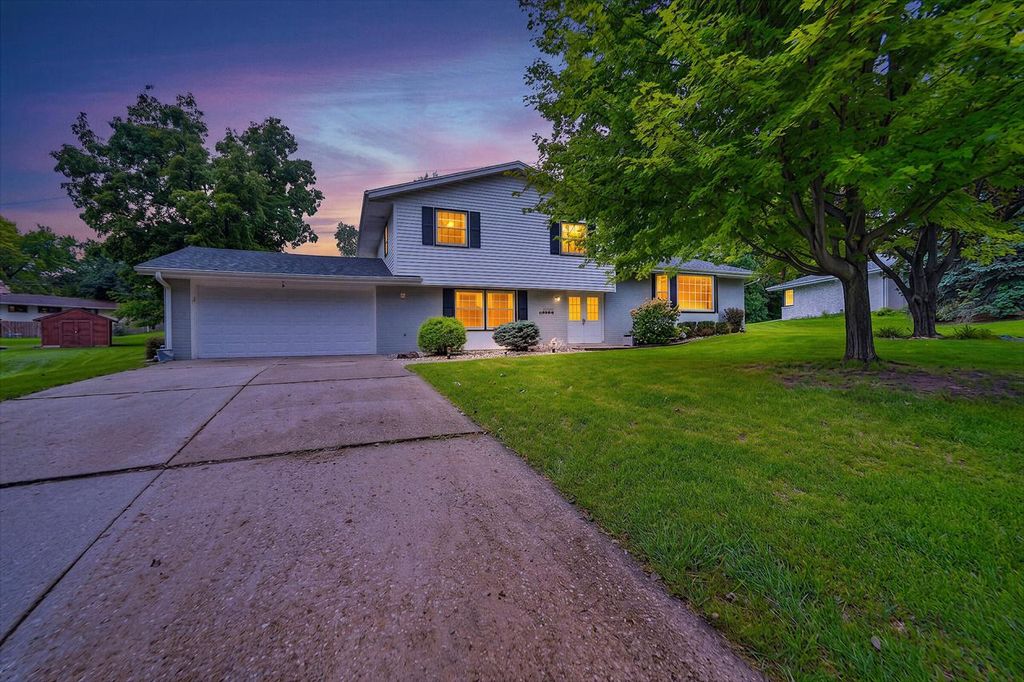 12725 Cardinal Crest DRIVE, Brookfield, WI 53005