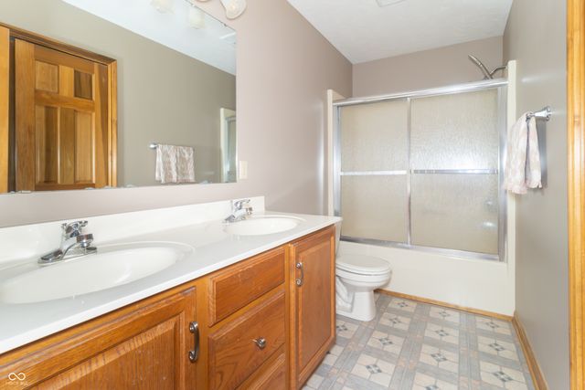 6703 W Suncloud Drive, New Palestine, IN 46163