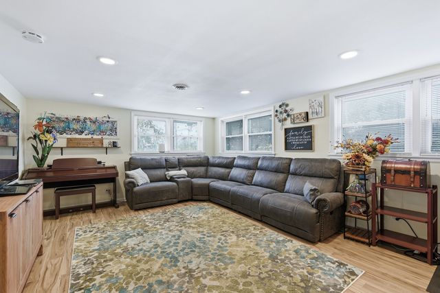 8662 N Ozark Avenue, Niles, IL 60714