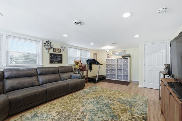 8662 N Ozark Avenue, Niles, IL 60714
