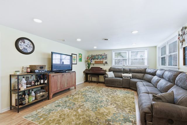 8662 N Ozark Avenue, Niles, IL 60714
