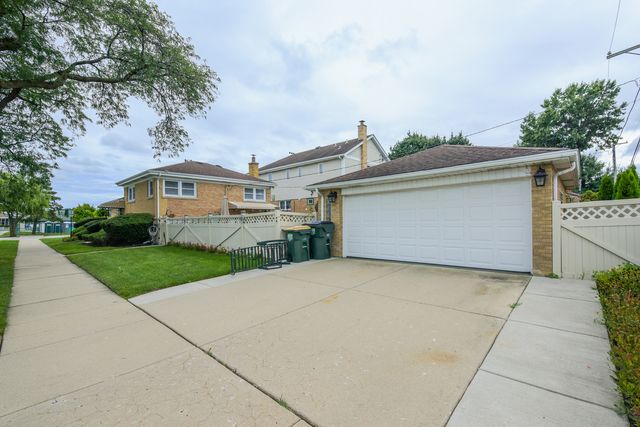 8662 N Ozark Avenue, Niles, IL 60714