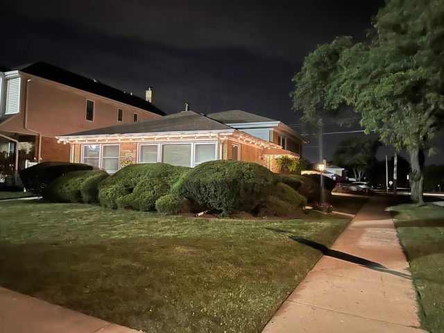 8662 N Ozark Avenue, Niles, IL 60714