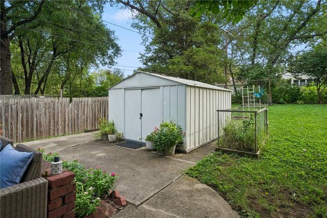 8225 Jarboe Street, Kansas City, MO 64114
